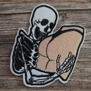 Skeleton Loves That Fine Booty Funny Gothic Horror Halloween Iron On Patch